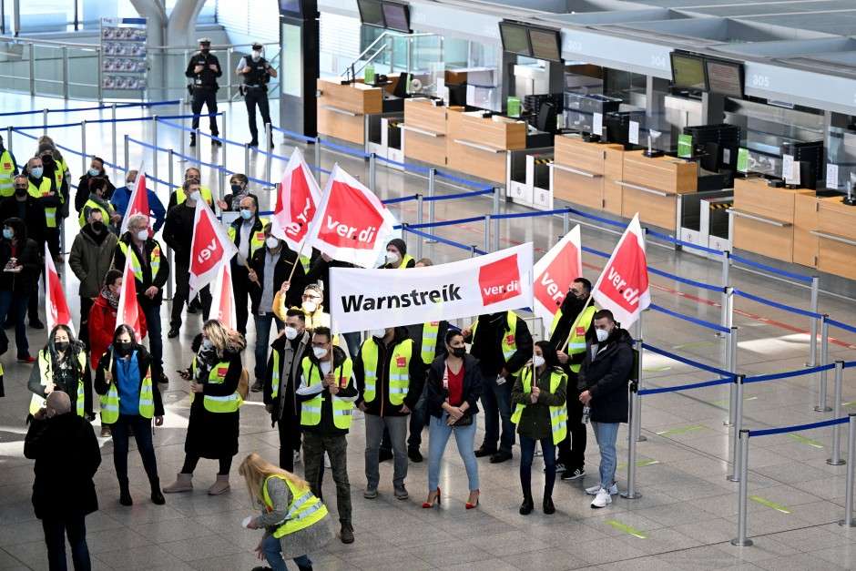 hunderte-fluege-wegen-warnstreik-an-kontrollen-ausgefallen hunderte-fluege-wegen-warnstreik-an-kontrollen-ausgefallen
