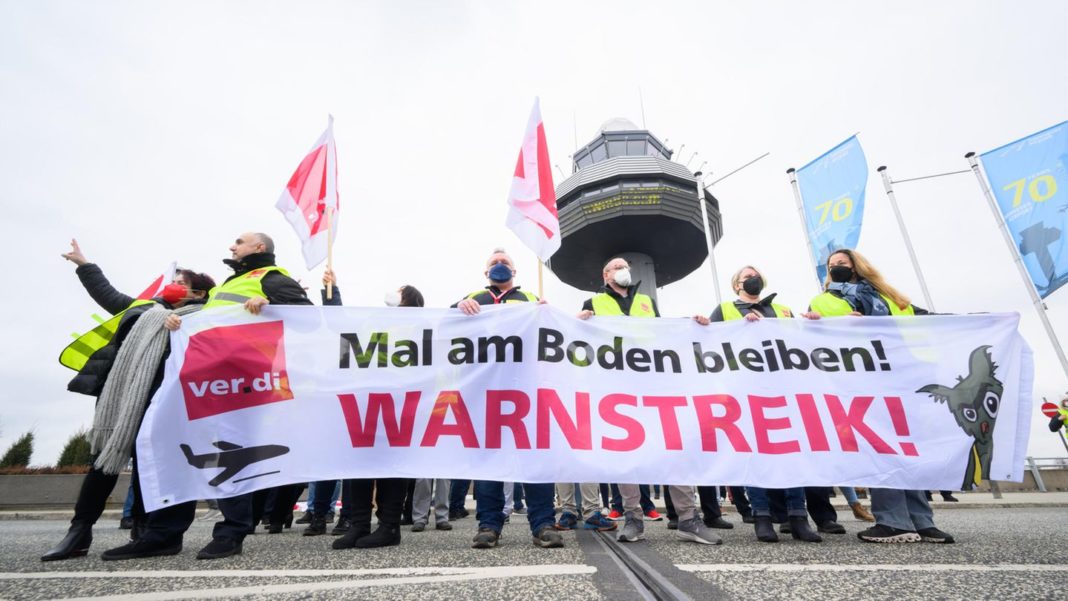 ausfaelle-und-verspaetungen:-warnstreik-der-sicherheitskraefte-legt-deutsche-flughaefen-lahm ausfaelle-und-verspaetungen:-warnstreik-der-sicherheitskraefte-legt-deutsche-flughaefen-lahm