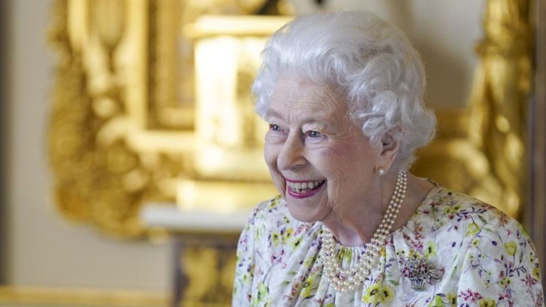 royals:-queen-zeigt-sich-mit-strahlendem-laecheln-–-und-gehstock royals:-queen-zeigt-sich-mit-strahlendem-laecheln-–-und-gehstock