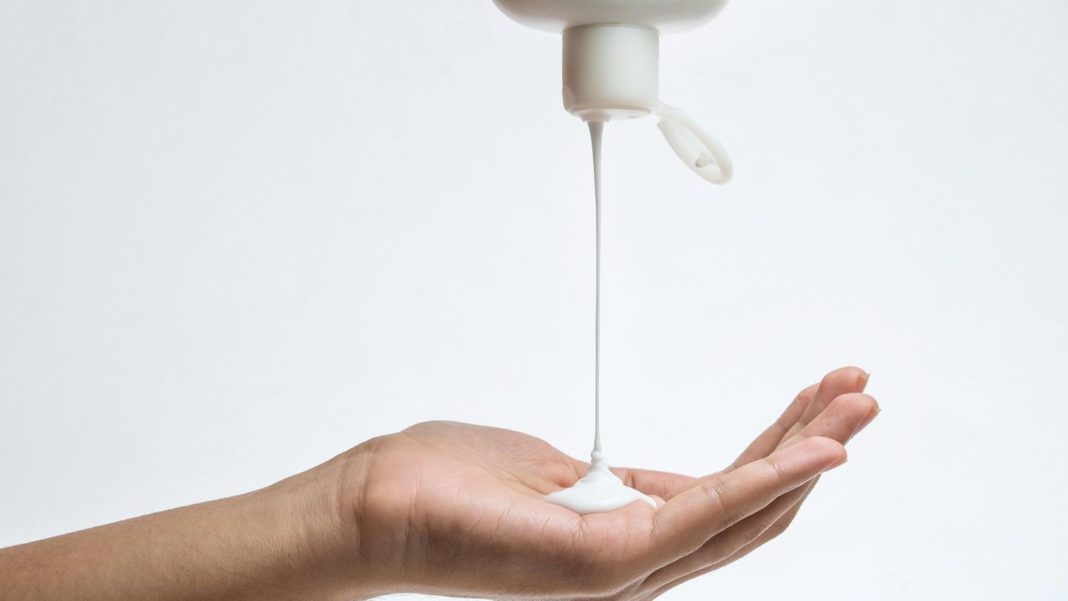 fest-versus-fluessig:-das-creme-dilemma:-warentest-prueft-bodylotions-und-ist-enttaeuscht-von-den-oeko-cremes
