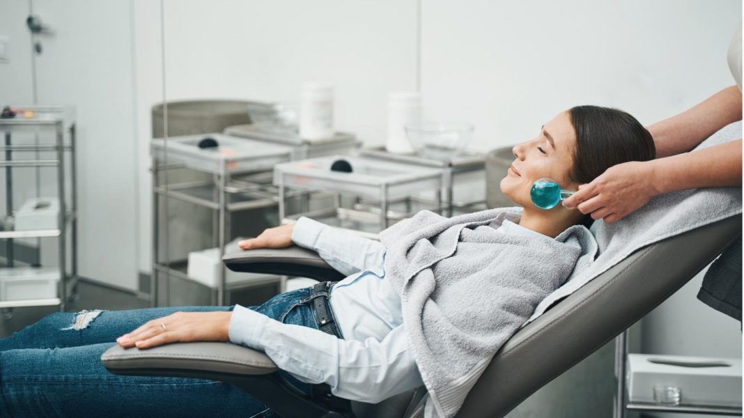 eiskugeln:-ice-globes-trend-2022:-was-bewirkt-das-gefragte-beauty-tool?