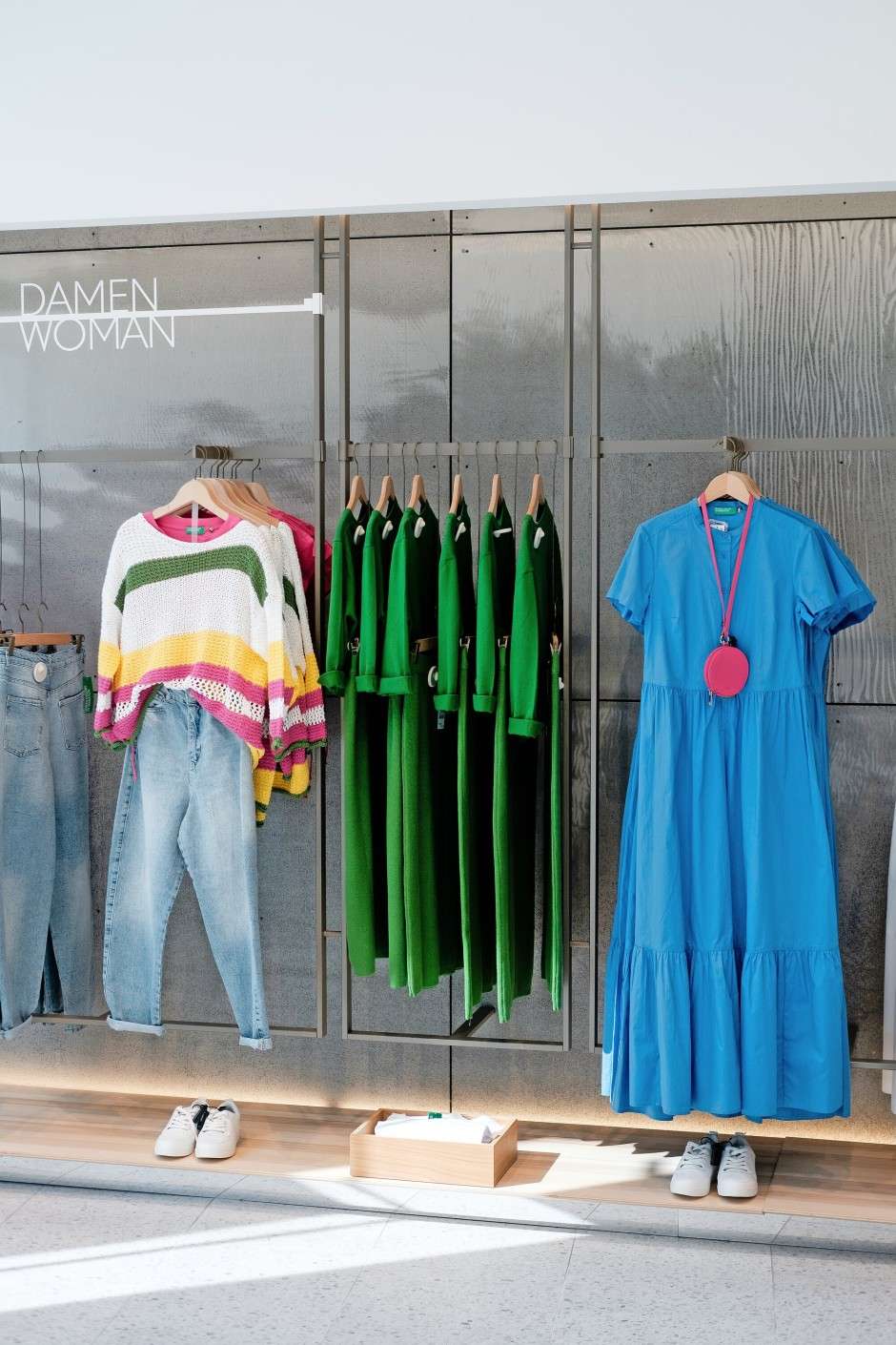 geschaeftsgang:-ein-bisschen-farbe-reicht-schon geschaeftsgang:-ein-bisschen-farbe-reicht-schon
