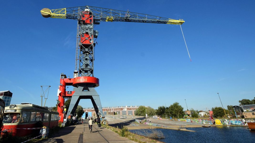 crane-hotel-faralda:-schlafen-in-40-metern-hoehe:-dieser-kran-ist-amsterdams-coolstes-hotel
