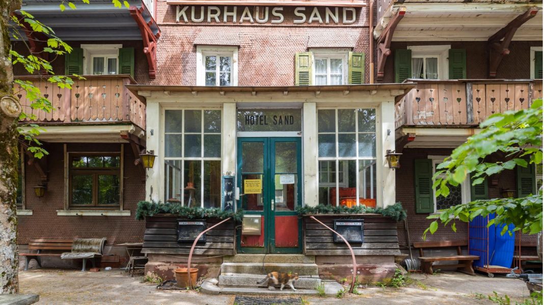 lost-places-in-deutschland:-kurhaus-sand:-ein-weiteres-hotel-an-der-schwarzwaldhochstrasse-verkommt