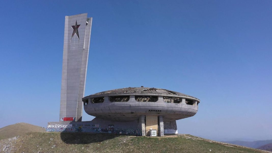 lost-places-auf-dem-balkan:-busludscha-monument-–-das-gestrandete-beton-ufo-in-bulgarien lost-places-auf-dem-balkan:-busludscha-monument-–-das-gestrandete-beton-ufo-in-bulgarien