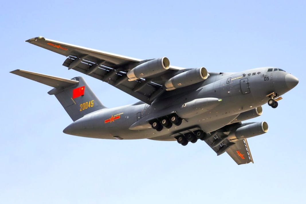 chinesisches-militaer-mit-mehreren-xian-y-20-in-belgrad