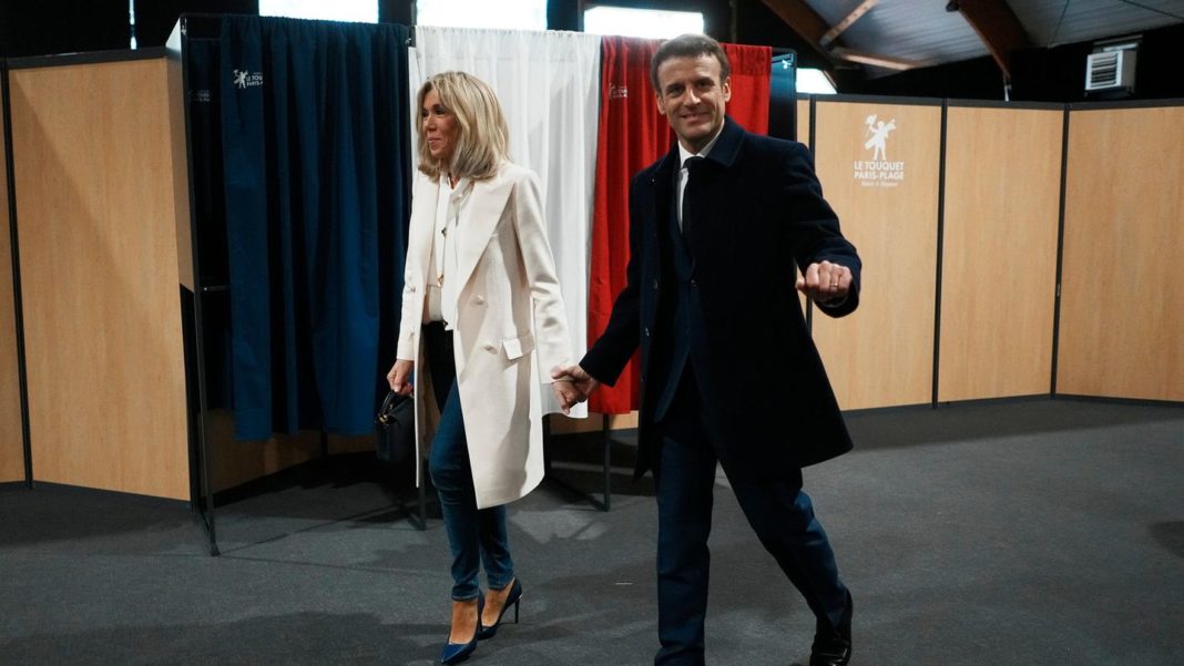 fashion-looks:-stilvoll-gekleidet-gibt-die-premiere-dame-ihre-stimme-ab