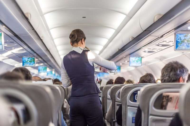 eine-flugbegleiterin-erzaehlt-ihre-wildesten-passagiergeschichten-–-und-warum-sie-den-job-trotzdem-liebt eine-flugbegleiterin-erzaehlt-ihre-wildesten-passagiergeschichten-–-und-warum-sie-den-job-trotzdem-liebt