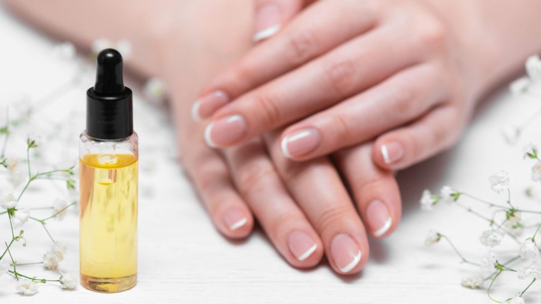 pflege-tipps:-nageloel:-ein-wundermittel-fuer-rissige-naegel-oder-reine-(zeit-)verschwendung?