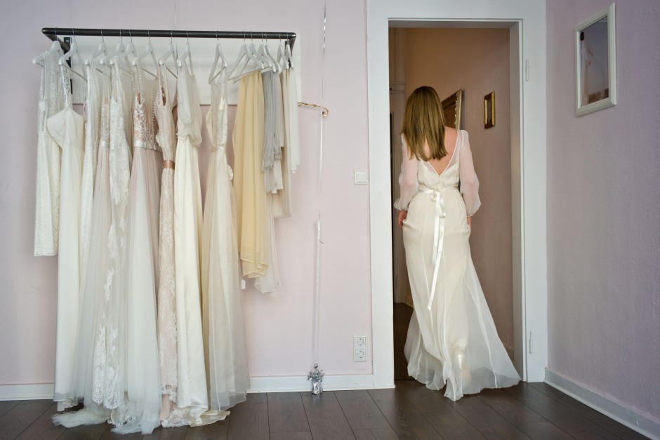 nach-der-hochzeit:-in-der-dunkelheit-des-kleiderschranks nach-der-hochzeit:-in-der-dunkelheit-des-kleiderschranks