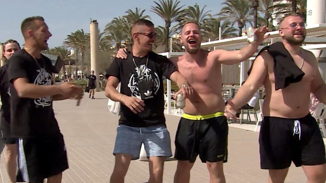 partyurlaub-auf-mallorca:-oberkoerperfrei-verboten:-am-ballermann-gelten-neue-regeln-–-doch-fast-keiner-haelt-sich-dran partyurlaub-auf-mallorca:-oberkoerperfrei-verboten:-am-ballermann-gelten-neue-regeln-–-doch-fast-keiner-haelt-sich-dran