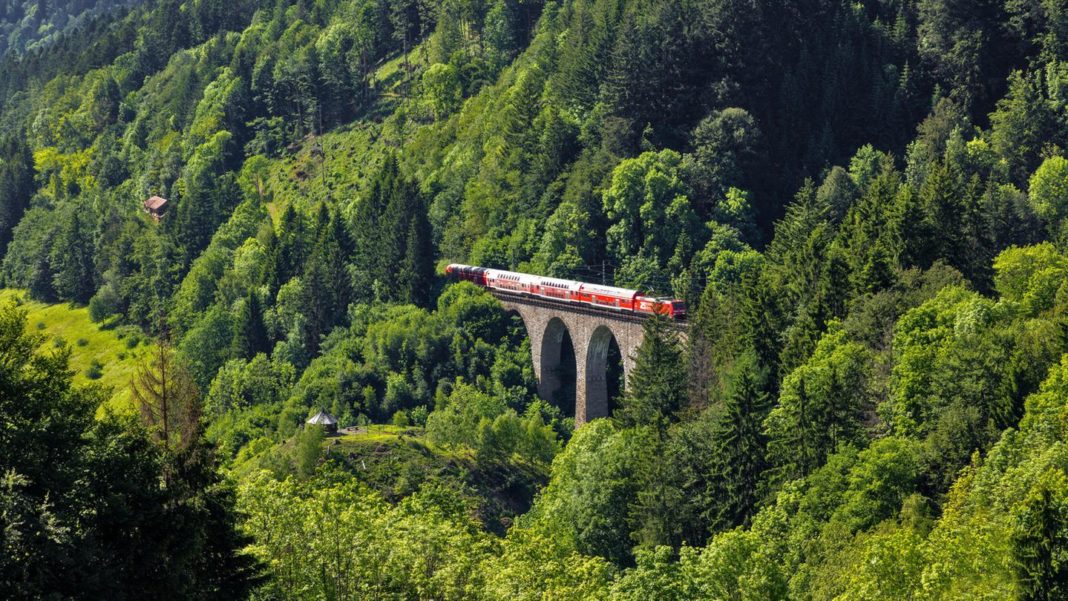 sommeraktion:-spektakulaere-schienenwege-–-diese-traumstrecken-koennen-sie-bald-fuer-neun-euro-im-monat-erleben
