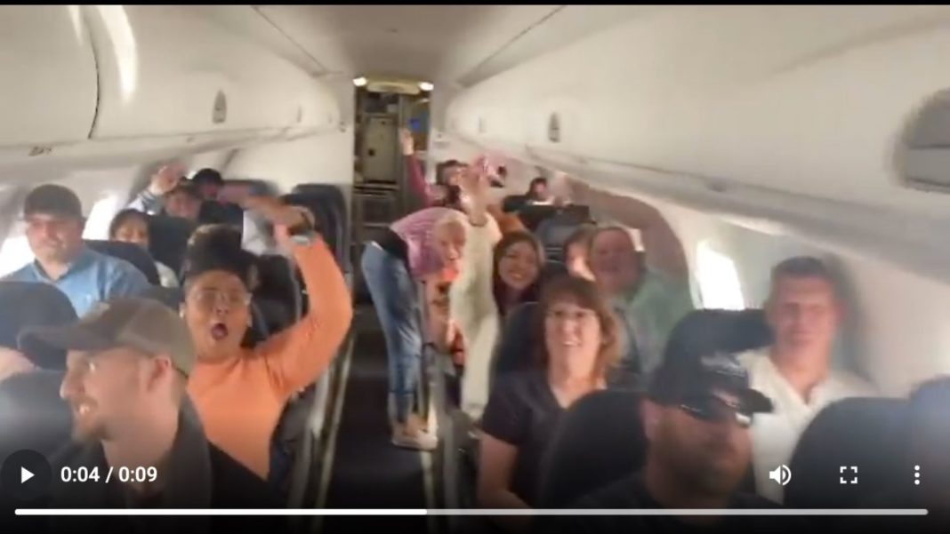 urteil-in-den-usa:-passagiere-erfahren-im-flugzeug-vom-ende-der-maskenpflicht-–-und-brechen-in-jubel-aus urteil-in-den-usa:-passagiere-erfahren-im-flugzeug-vom-ende-der-maskenpflicht-–-und-brechen-in-jubel-aus