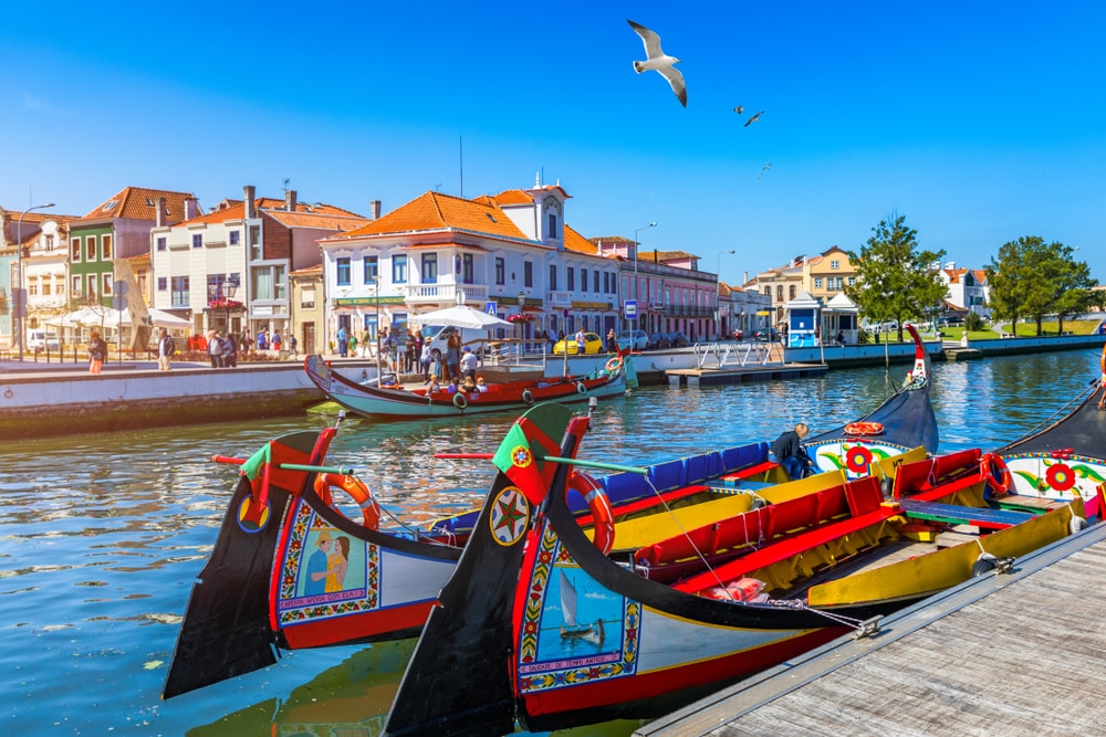 aveiro:-zwischen-jugendstilbauten,-portugiesischen-azulejos-und-verwunschenen-kanaelen aveiro:-zwischen-jugendstilbauten,-portugiesischen-azulejos-und-verwunschenen-kanaelen