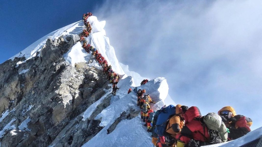 der-tod-klettert-mit:-everest-besteigung:-leichen-pflastern-den-weg-zum-gipfel der-tod-klettert-mit:-everest-besteigung:-leichen-pflastern-den-weg-zum-gipfel