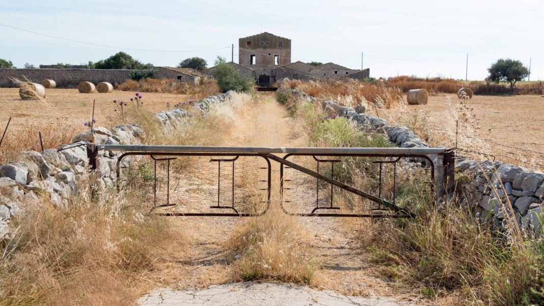 aufgegebene-bauernhoefe:-lost-places-auf-dem-lande:-hier-wird-kein-feld-mehr-bestellt aufgegebene-bauernhoefe:-lost-places-auf-dem-lande:-hier-wird-kein-feld-mehr-bestellt