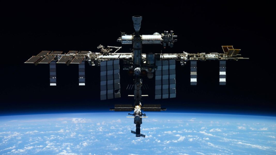 15-anstatt-8-tage-im-all:-nach-verlaengertem-aufenthalt:-teilnehmer-von-erster-privater-mission-zur-iss-fliegen-zur-erde-zurueck