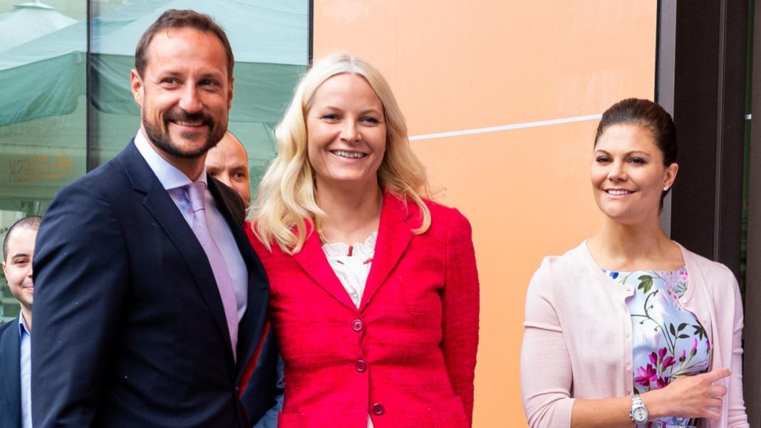 prinz-haakon-+-prinzessen-mette-marit:-das-royale-paar-zieht-bei-victoria-und-daniel-ein prinz-haakon-+-prinzessen-mette-marit:-das-royale-paar-zieht-bei-victoria-und-daniel-ein