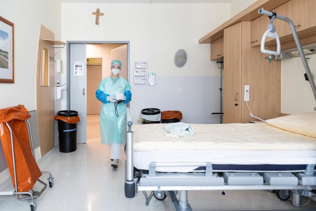 hospitalisierungsrate-waehrend-omikron-deutlich-gesunken