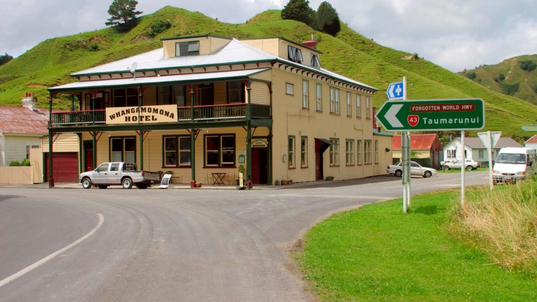 “forgotten-world-highway” in-neuseeland:-whangamomona:-das-dorf,-das-sich-zur-republik-erklaert-hat-–-inklusive-eigenem-pass “forgotten-world-highway” in-neuseeland:-whangamomona:-das-dorf,-das-sich-zur-republik-erklaert-hat-–-inklusive-eigenem-pass