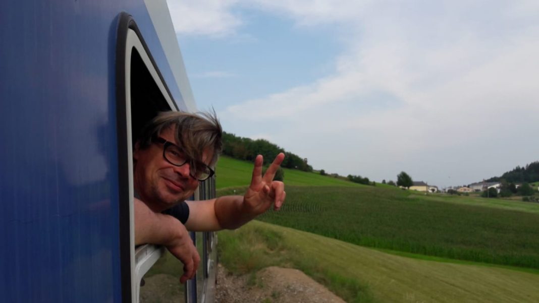neun-euro-ticket:-wer-dem-autor-jaroslav-rudis-zuhoert,-will-sofort-in-den-naechsten-zug-einsteigen neun-euro-ticket:-wer-dem-autor-jaroslav-rudis-zuhoert,-will-sofort-in-den-naechsten-zug-einsteigen