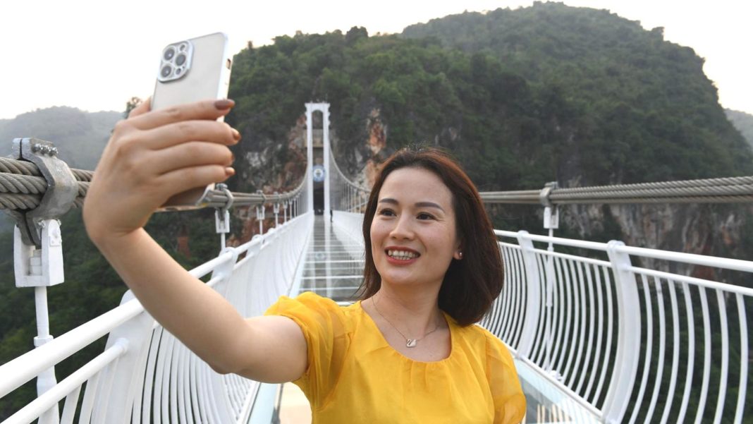 bau-fuer-das-guinness-buch-der-rekorde:-mekka-fuer-mutige-instagrammer:-vietnam-eroeffnet-die-laengste-glasbruecke-der-welt