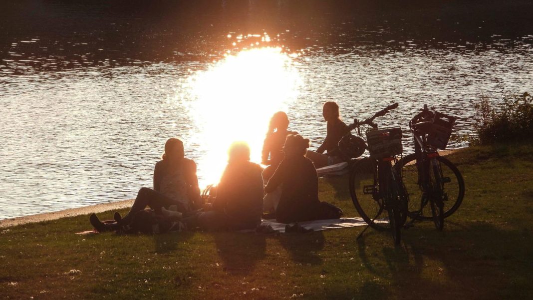 wetterfuehligkeit:-ich-rede-staendig-uebers-wetter-mein-juengeres-ich-waere-bitter-enttaeuscht.-was-ist-da-los? wetterfuehligkeit:-ich-rede-staendig-uebers-wetter-mein-juengeres-ich-waere-bitter-enttaeuscht.-was-ist-da-los?