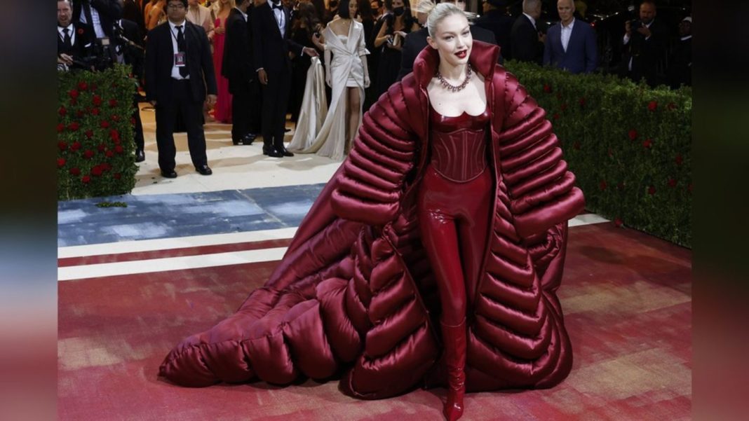 met-gala-2022:-gigi-hadid-ueberrascht-im-roten-versace-outfit met-gala-2022:-gigi-hadid-ueberrascht-im-roten-versace-outfit