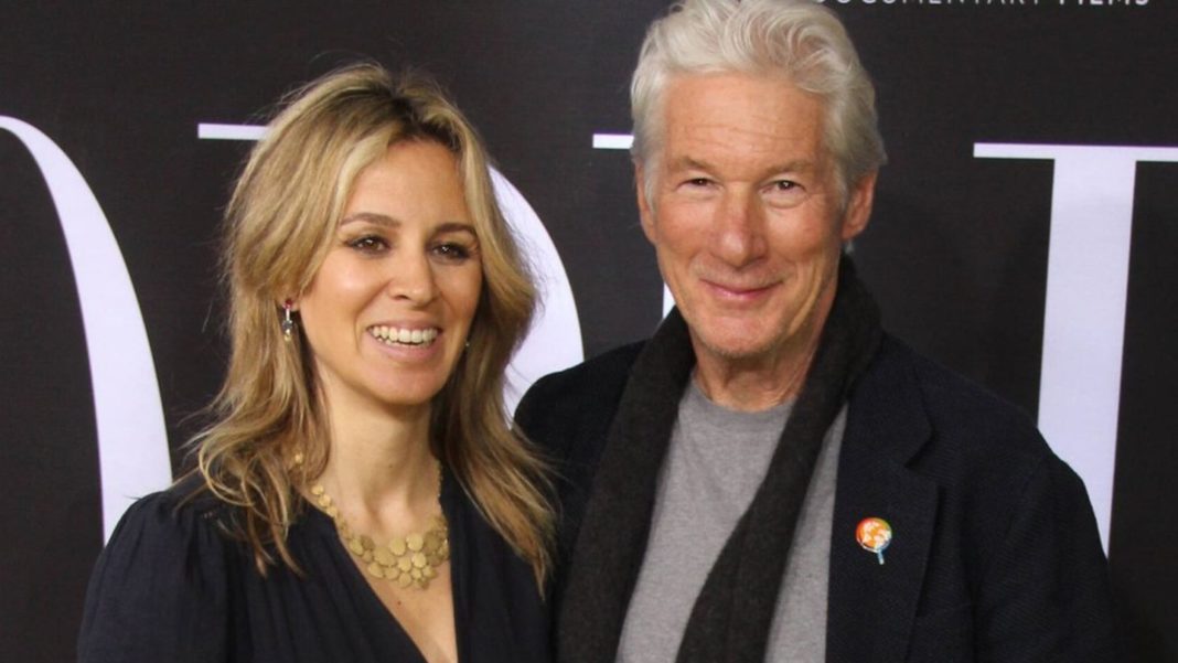 richard-gere:-laessiger-red-carpet-auftritt-mit-seiner-frau richard-gere:-laessiger-red-carpet-auftritt-mit-seiner-frau