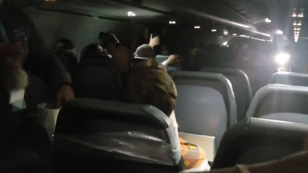 vorfall-bei-frontier-airlines:-junger-mann-griff-flugbegleiter-an-–-jetzt-muss-er-ins-gefaengnis vorfall-bei-frontier-airlines:-junger-mann-griff-flugbegleiter-an-–-jetzt-muss-er-ins-gefaengnis