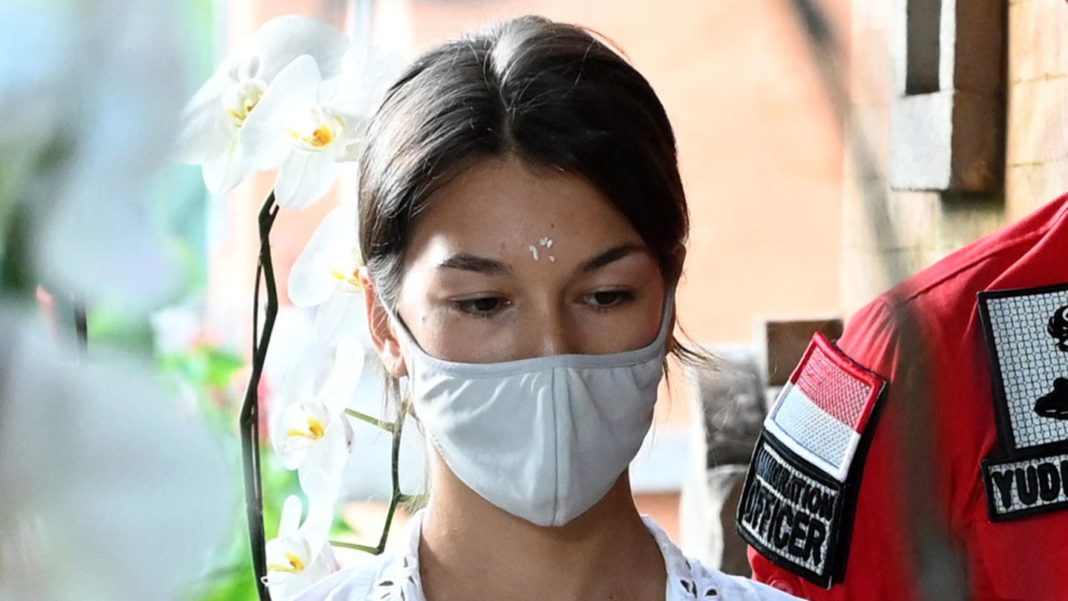 indonesien:-influencerin-wird-nach-nacktfoto-auf-einem-tempel-gelaende-aus-bali-abgeschoben