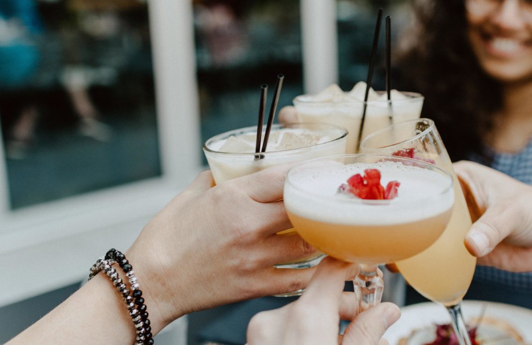 who-prangert-online-werbung-fuer-alkohol-an