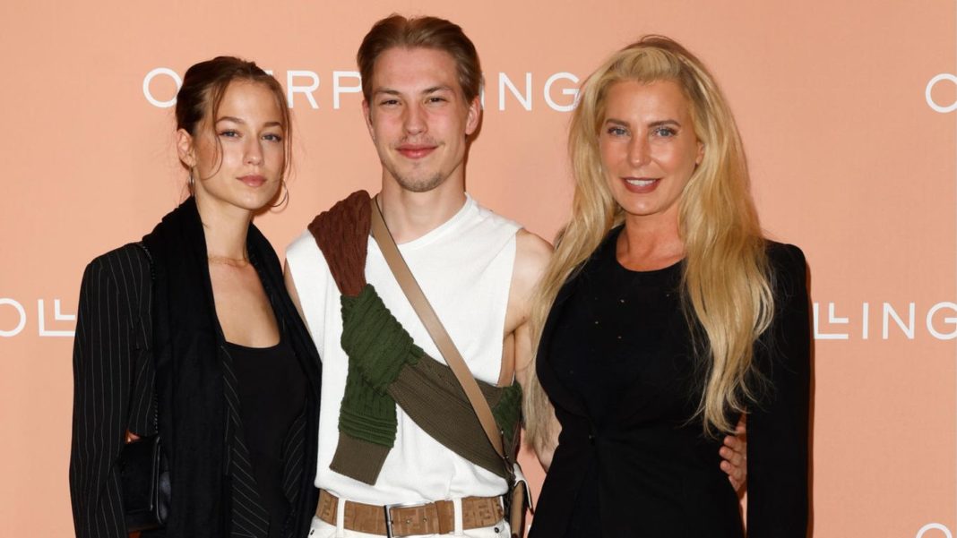 familienbande-2022:-giulia-siegel-mit-ihren-zwillingen-auf-dem-red-carpet