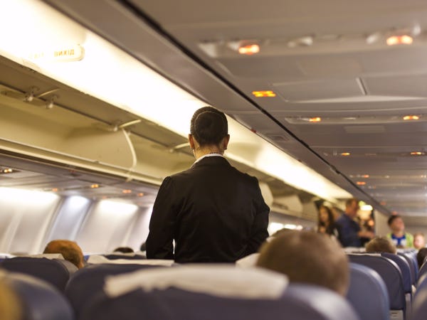 zwei-flugbegleiter-geben-auf-youtube-einblick-in-ihren-alltag,-um-gaengige-mythen-ueber-ihren-job-zu-entlarven zwei-flugbegleiter-geben-auf-youtube-einblick-in-ihren-alltag,-um-gaengige-mythen-ueber-ihren-job-zu-entlarven