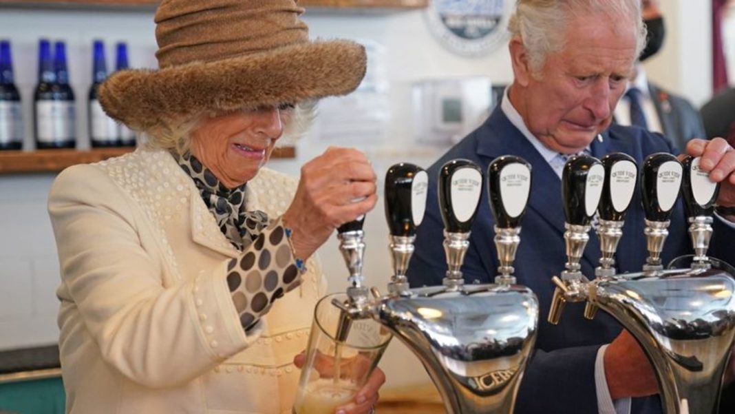 britische-royals:-charles-und-camilla-zapfen-bier-in-kanada