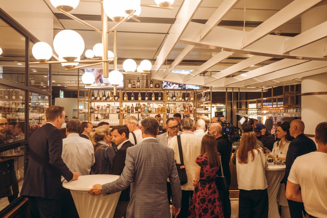 wolfgang-puck-eroeffnet-sein-oesterreichweit-erstes-restaurant-am-flughafen-wien wolfgang-puck-eroeffnet-sein-oesterreichweit-erstes-restaurant-am-flughafen-wien