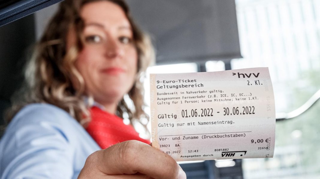 frueherer-verkauf:-ansturm-auf-9-euro-ticket-in-hamburg-und-berlin