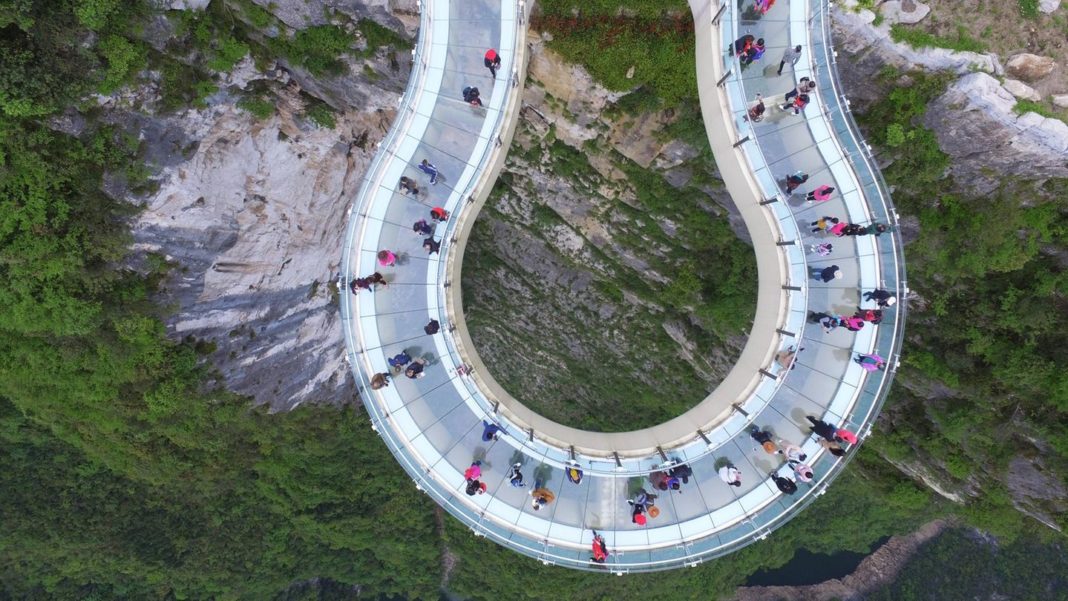 nervenkitzel-fuer-touristen:-ueber-abgruende-laufen:-die-verruecktesten-skywalks-in-asien