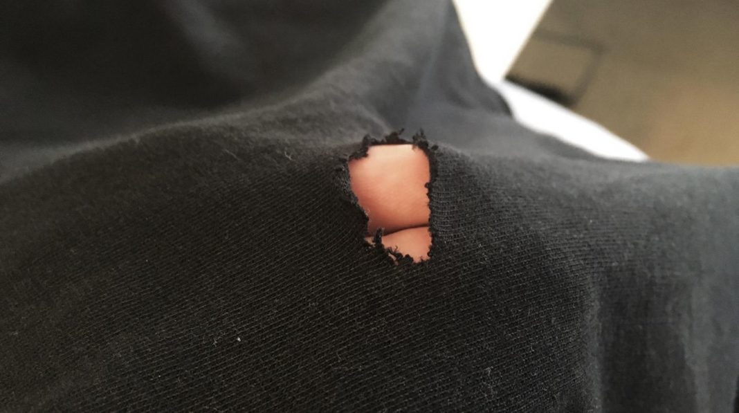motten?-waschmaschine?-reibung?:-daher-kommen-die-kleinen-nervigen-loecher-im-t-shirt-wirklich