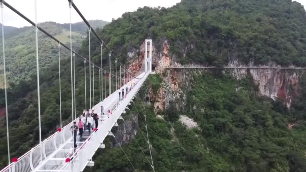 vietnam:-nichts-fuer-schwache-nerven:-laengste-glasbruecke-der-welt-eroeffnet