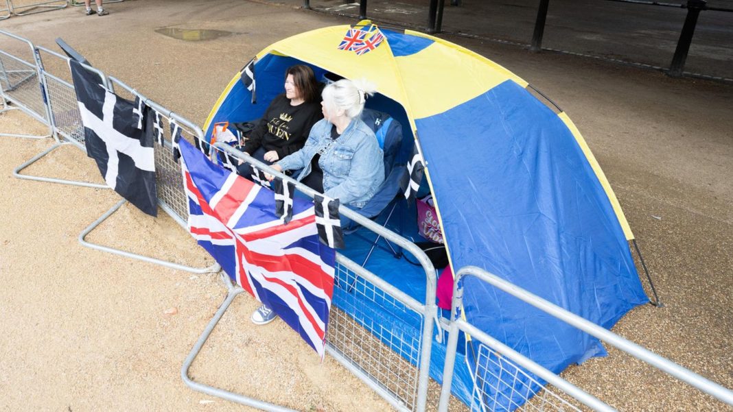 “jubilee”:-thronjubilaeum-der-queen:-royal-fans-kampieren-tagelang-vor-dem-buckingham-palace