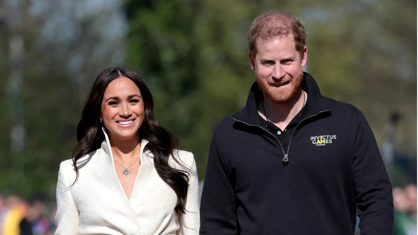 herzogin-meghan-+-prinz-harry:-mit-kugelsicheren-wagen-geht’s-vom-privatjet-zum-frogmore-cottage herzogin-meghan-+-prinz-harry:-mit-kugelsicheren-wagen-geht’s-vom-privatjet-zum-frogmore-cottage