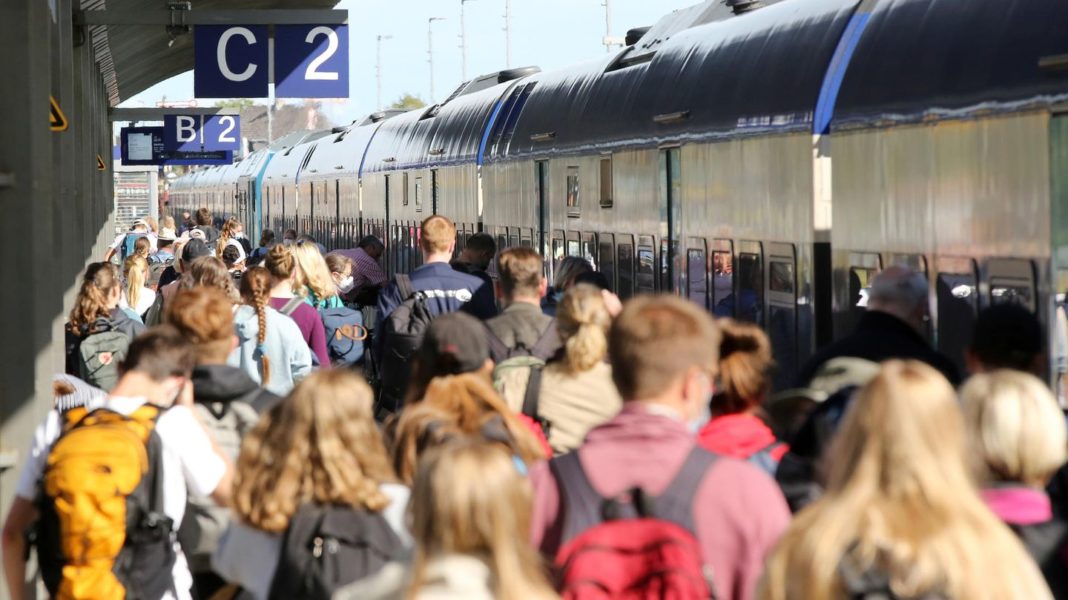 pfingsten-2022:-stresstest-fuer-sylt:-durch-das-9-euro-ticket-erwartet-die-insel-einen-besucheransturm pfingsten-2022:-stresstest-fuer-sylt:-durch-das-9-euro-ticket-erwartet-die-insel-einen-besucheransturm