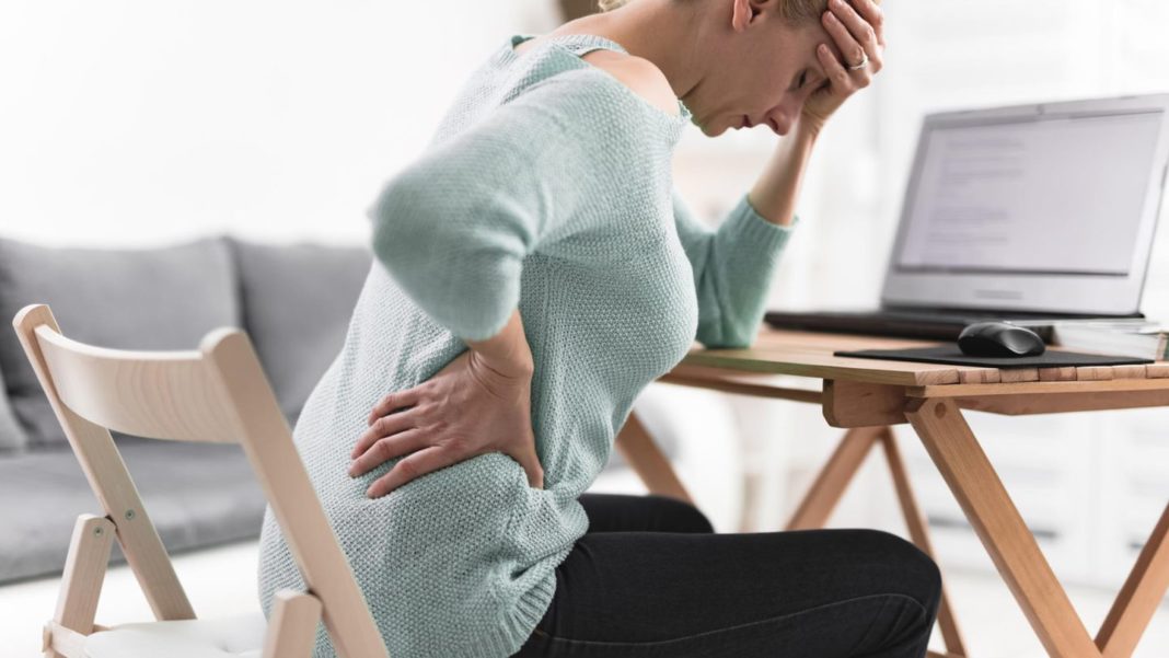 praktische-tipps:-wenn-sitzen-zur-qual-wird:-so-wirken-sie-ruecken-und-steissbeinbeschwerden-entgegen