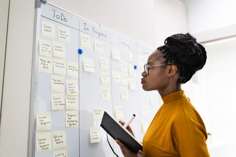 wieder-eine-deadline-gerissen?-ein-psychologisches-phaenomen-erklaert,-woran-das-liegt-–-und-wie-ihr-eure-zeit-realistisch-plant wieder-eine-deadline-gerissen?-ein-psychologisches-phaenomen-erklaert,-woran-das-liegt-–-und-wie-ihr-eure-zeit-realistisch-plant