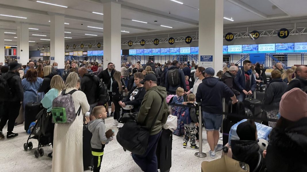wegen-personalmangel:-reisechaos-in-grossbritannien:-ryanair-chef-schlaegt-militaereinsatz-an-flughaefen-vor wegen-personalmangel:-reisechaos-in-grossbritannien:-ryanair-chef-schlaegt-militaereinsatz-an-flughaefen-vor