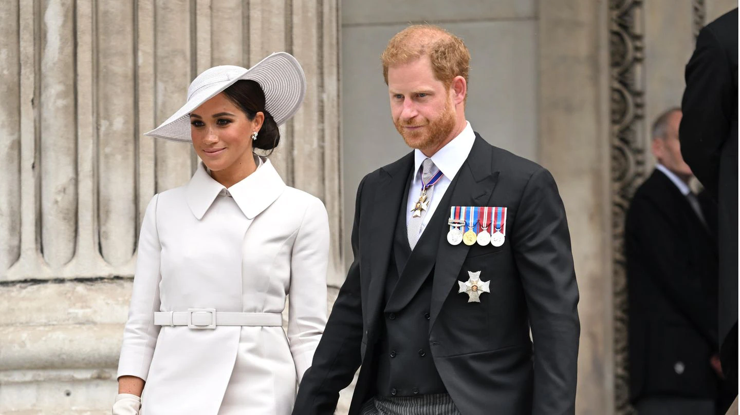 herzogin-meghan-+-prinz-harry:-auftritt-choreografiert?-darum-gab-es-kein-bild-der-ehemaligen-“fab-four” herzogin-meghan-+-prinz-harry:-auftritt-choreografiert?-darum-gab-es-kein-bild-der-ehemaligen-“fab-four”