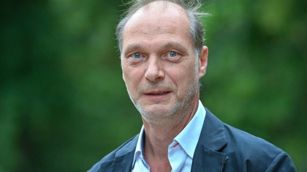 schauspieler:-martin-brambach-macht-taeglich-yoga-light schauspieler:-martin-brambach-macht-taeglich-yoga-light