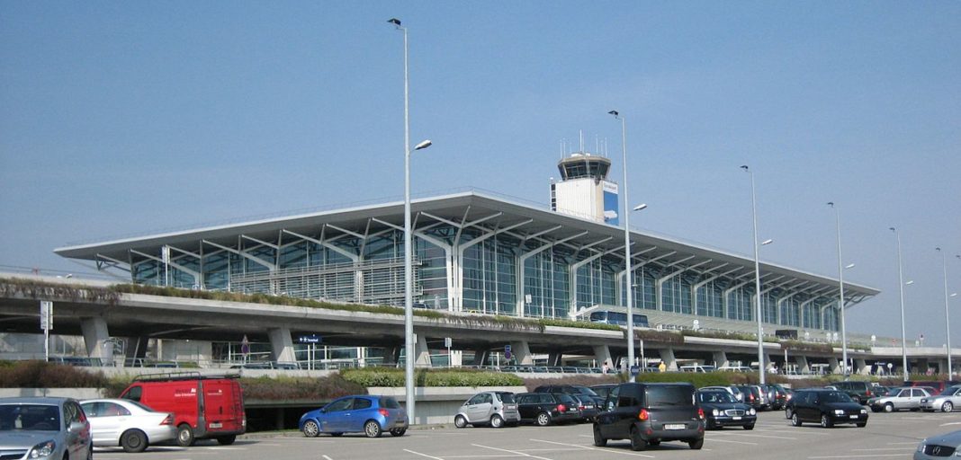 basel:-herrenloser-koffer-sorgte-fuer-terminal-evakuierung basel:-herrenloser-koffer-sorgte-fuer-terminal-evakuierung