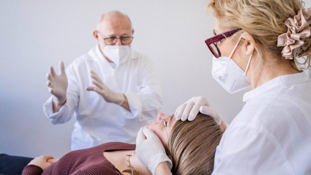zahnaerztliche-hypnose:-hypnose-beim-zahnarzt:-wie-der-arztbesuch-fuer-angstpatienten-zu-einem-entspannten-erlebnis-wird-|-stern-plus